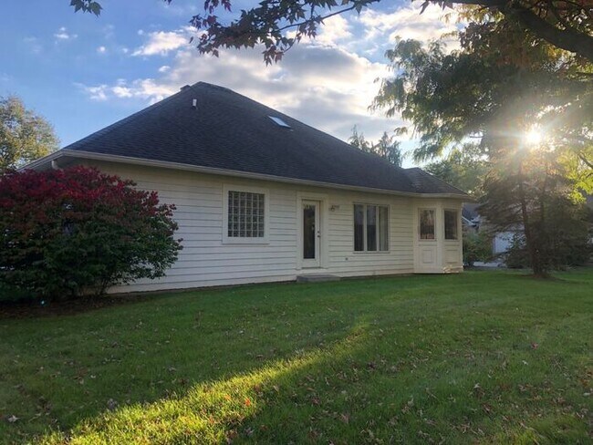 Building Photo - Spacious 3 Bedroom Ranch in Great Carmel Location!