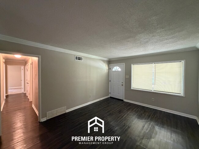 Building Photo - Charming 3BR/2BA East Memphis Home | 1,795 Sq Ft, Hardwood Floors & Fireplace