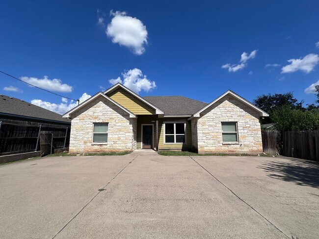Primary Photo - Spacious 4/4 House Near Baylor Campus with...