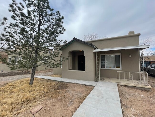Building Photo - 405 Vassar Dr SE