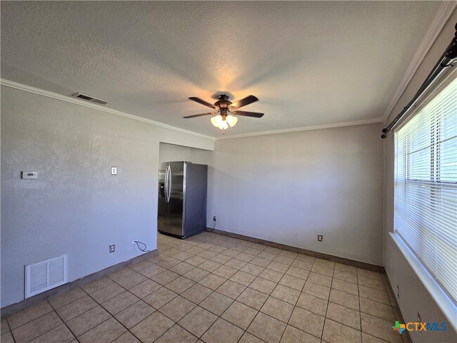 Building Photo - 212 E Valley Rd