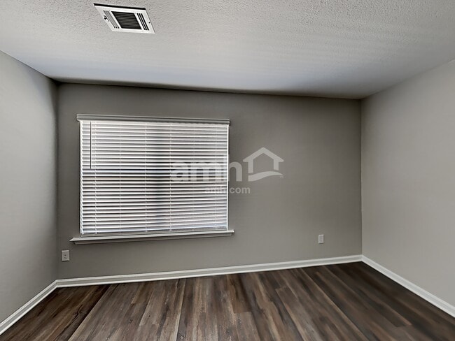 Building Photo - 621 Gleaner Wy
