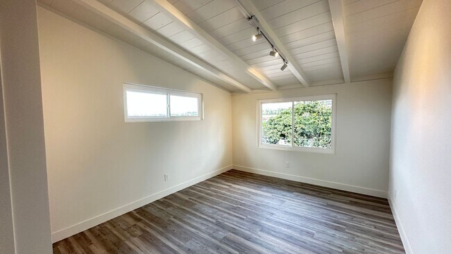 Building Photo - Remodeled 3 bd in Vista with large garage