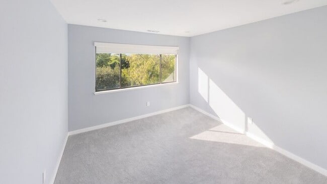 Building Photo - 42 Oakcrest Dr