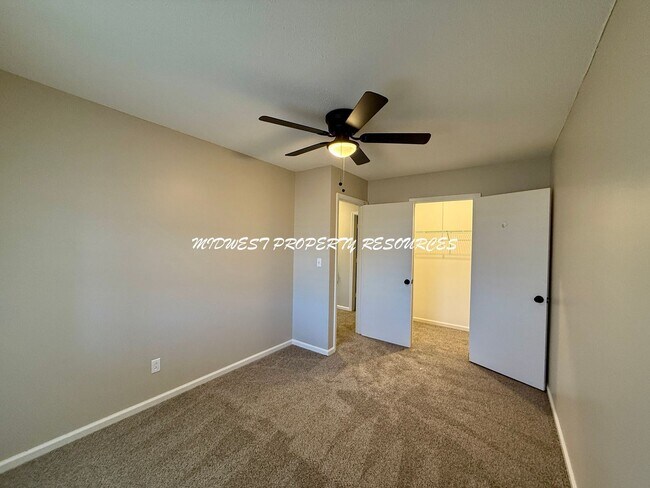 Building Photo - Stunning townhome w/ outdoor Maintenance provided