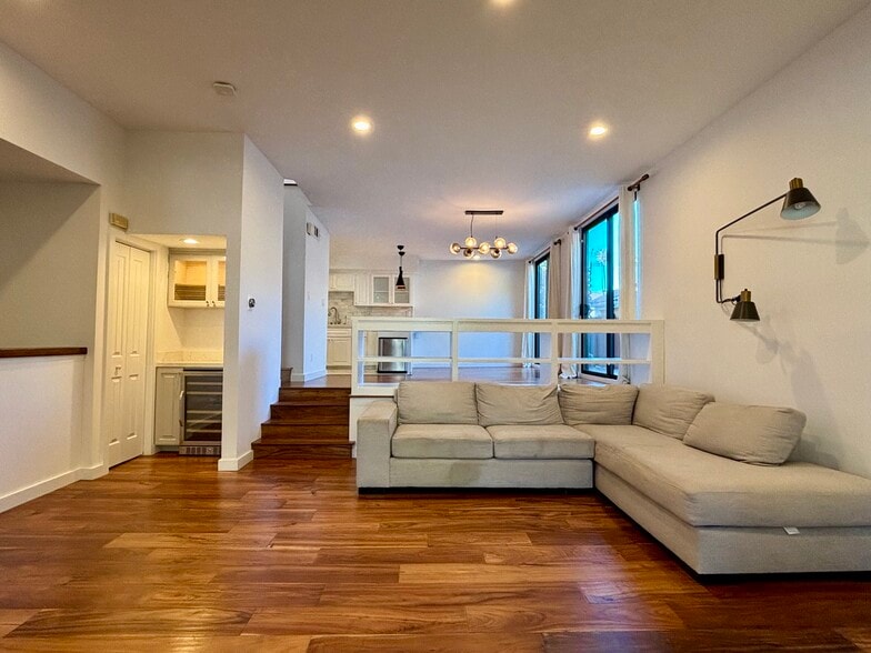 Living room entrance - 840 20th St