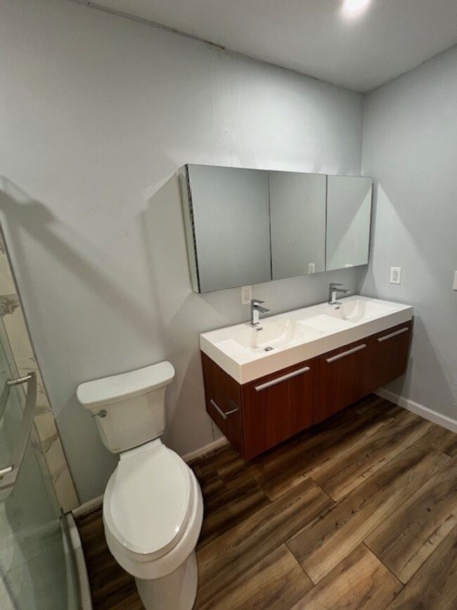 Building Photo - Newly Renovated 3B/2B Home Available in La...