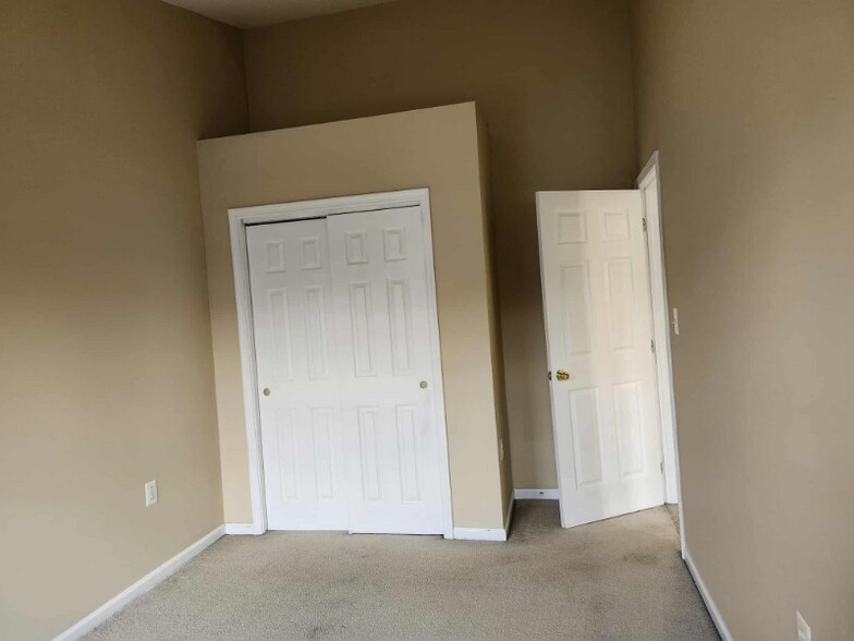 Building Photo - 46751 Vermont Maple Terrace