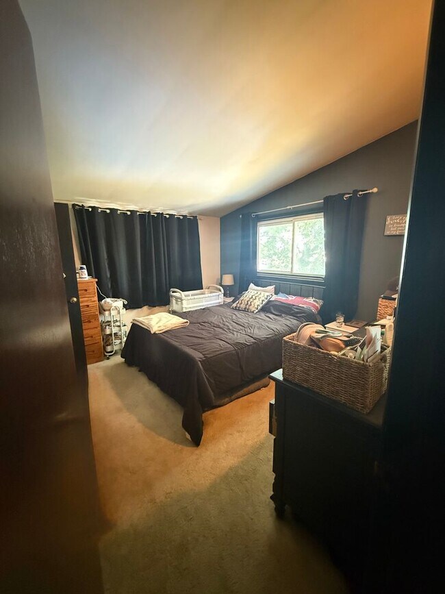 Building Photo - Three Bedroom / 1.5 Bathroom House AVAILAB...