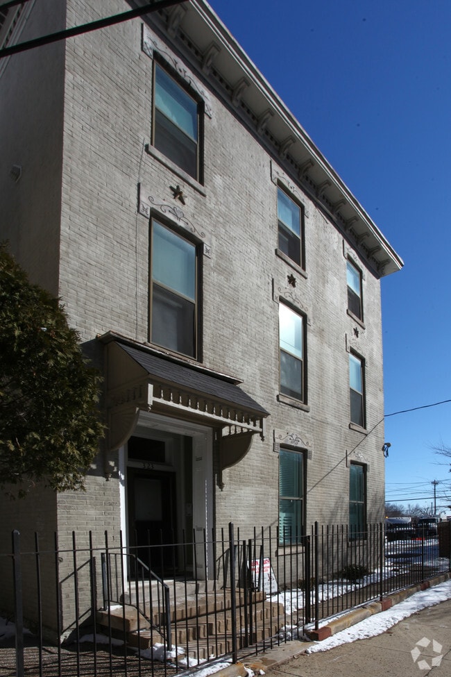 Building Photo - Evers House