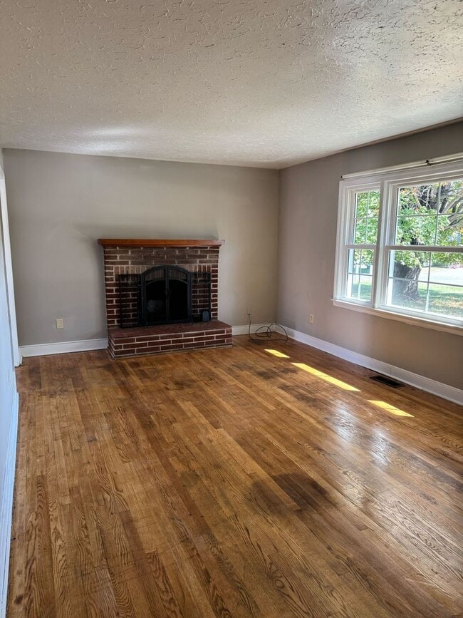 Building Photo - Updated Home with Parking in Radford