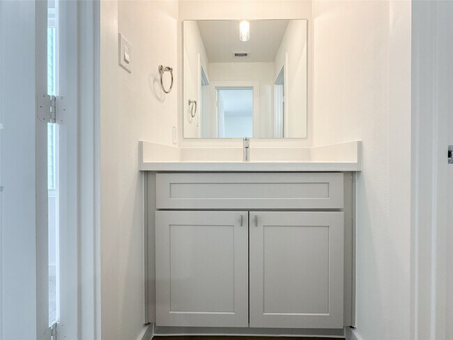 Building Photo - 824 Waxahachie St