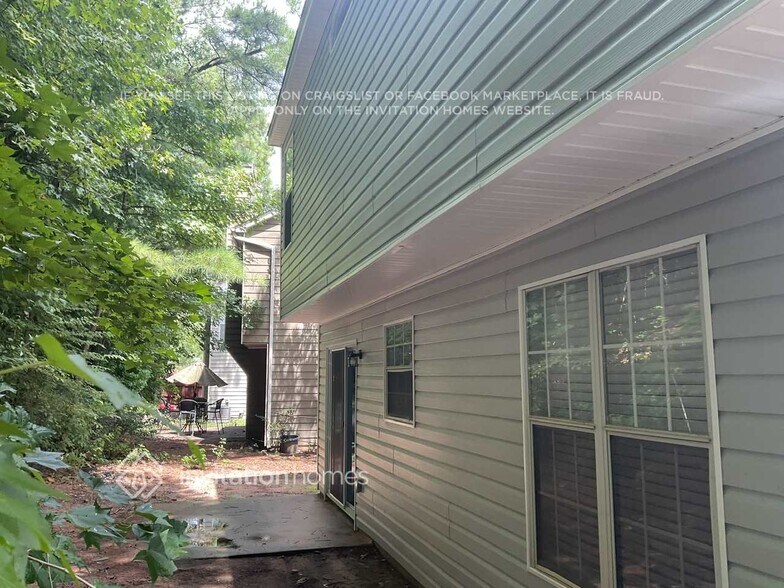 Building Photo - 6490 Drake Manor
