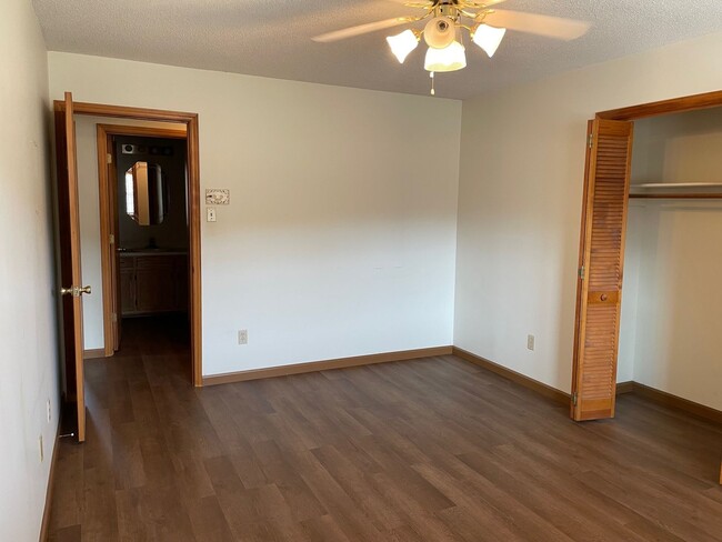 Building Photo - 3 BED, 2 BATH, WITH FULL BASEMENT WITH BAT...