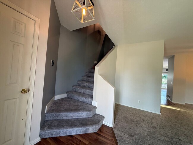 Building Photo - New to Elkhorn Rental Market!
