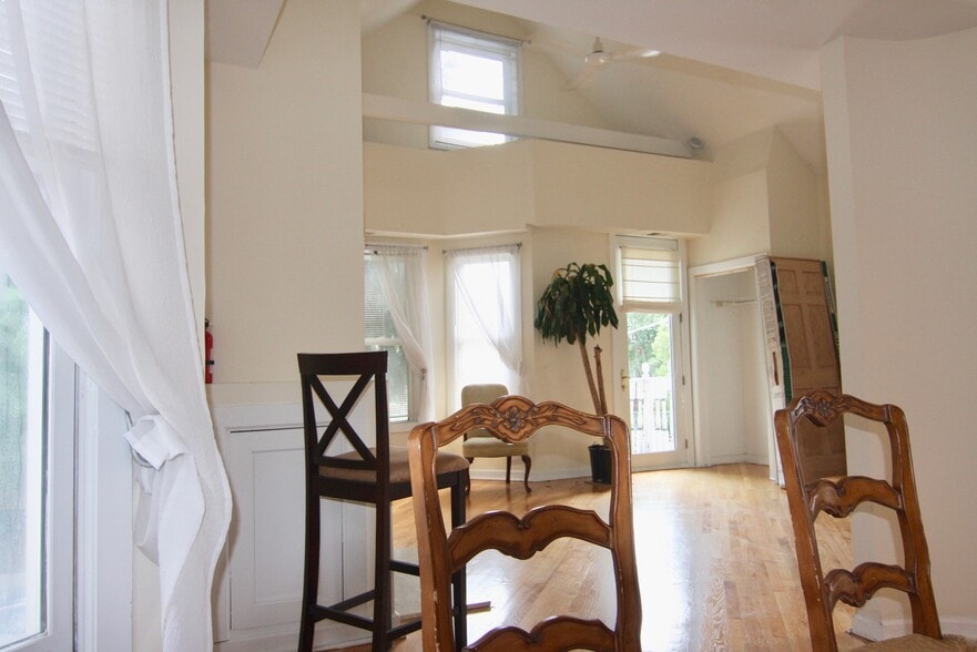 Building Photo - 1142 W Wolfram St