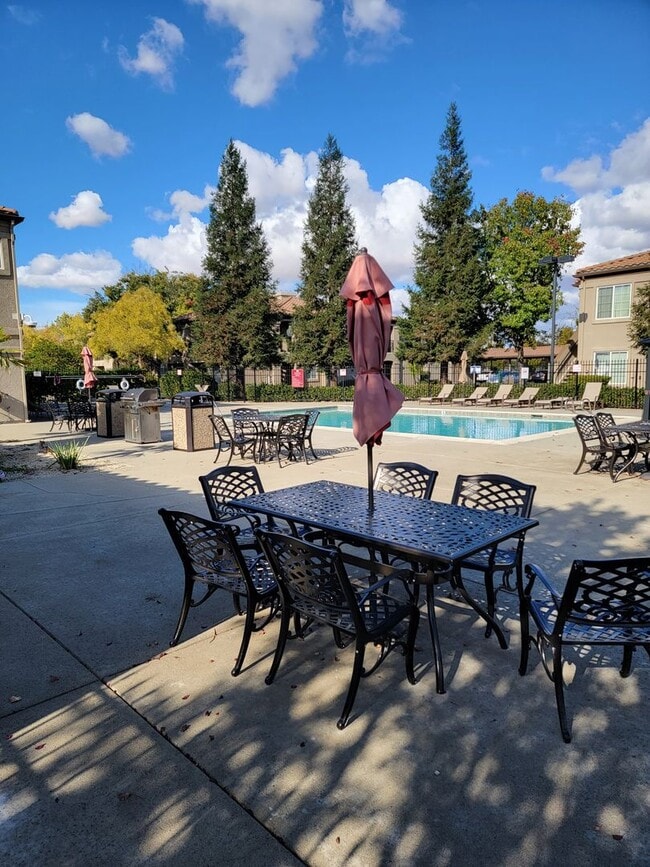 Building Photo - Adorable 3 bedroom 2 bath Condo