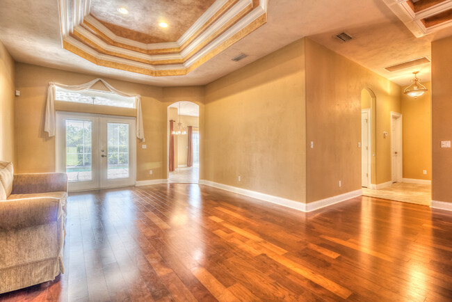 Building Photo - Stunning Pool Home in Town Park!