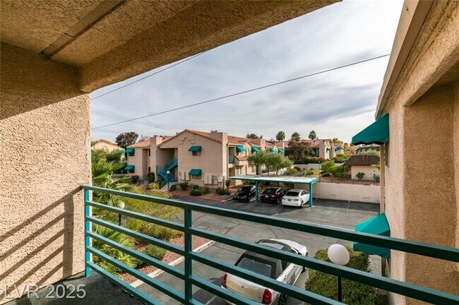 Building Photo - LOCATED IN GATED COMMUNITY JUST MINUTES FR...