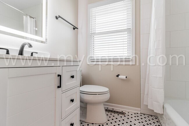 Building Photo - Pristine 4 Bedroom / 2 Bathroom Home | Wes...