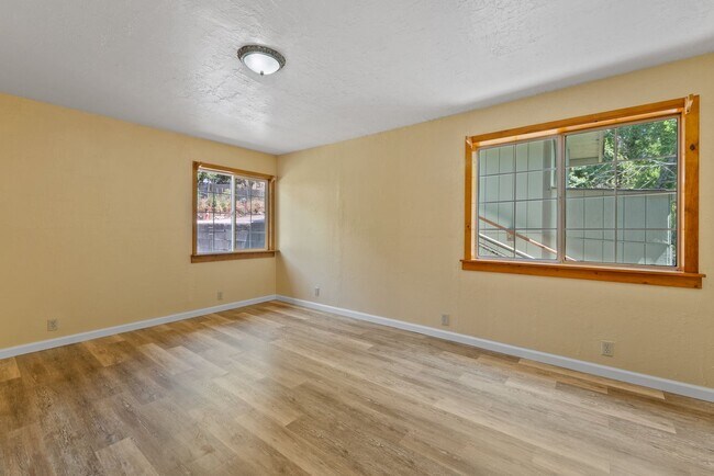 Building Photo - 475 Riverview Dr