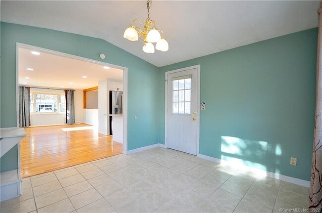 Building Photo - 44 Simsbury Manor Dr