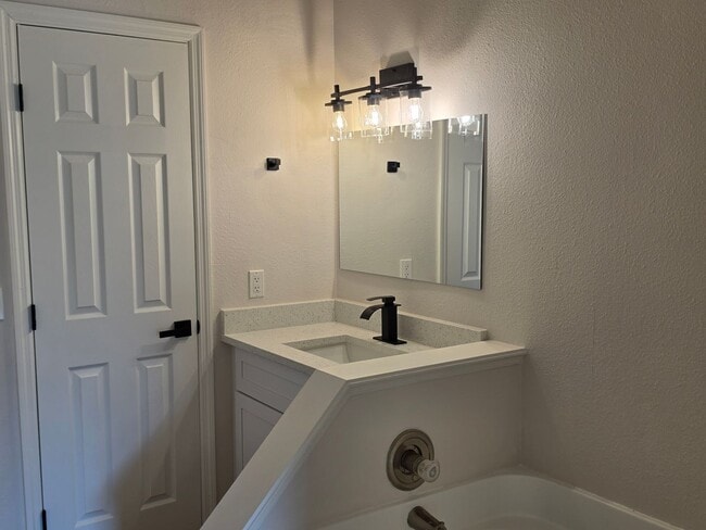 Building Photo - FOR RENT!!! SIMPLY STUNNING (REMODELED) 3 BEDROOM 2 BATH SINGLE FAMILY HOME...
