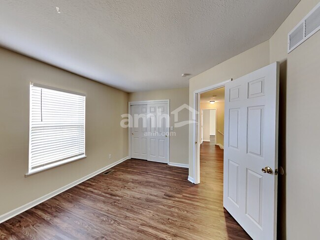 Building Photo - 900 Suntree Dr