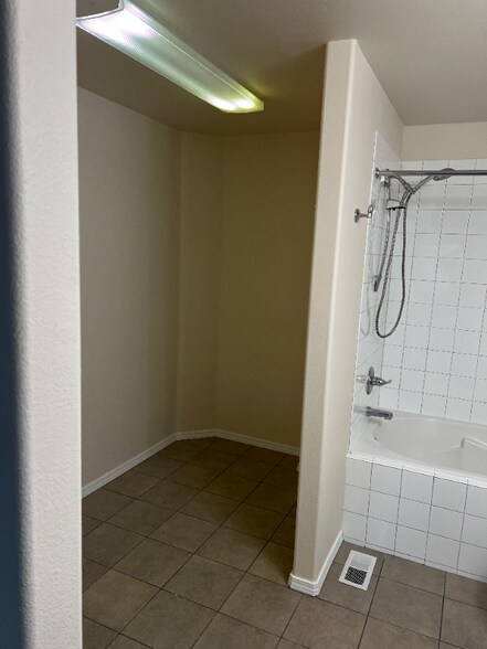 Building Photo - 4766 Grumman St