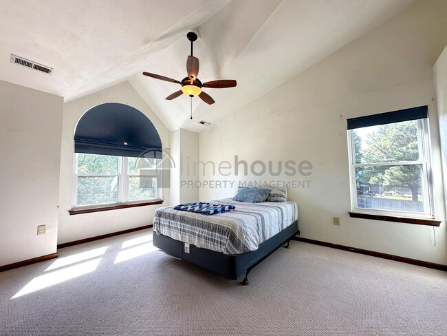 Building Photo - 400 Greenview Dr