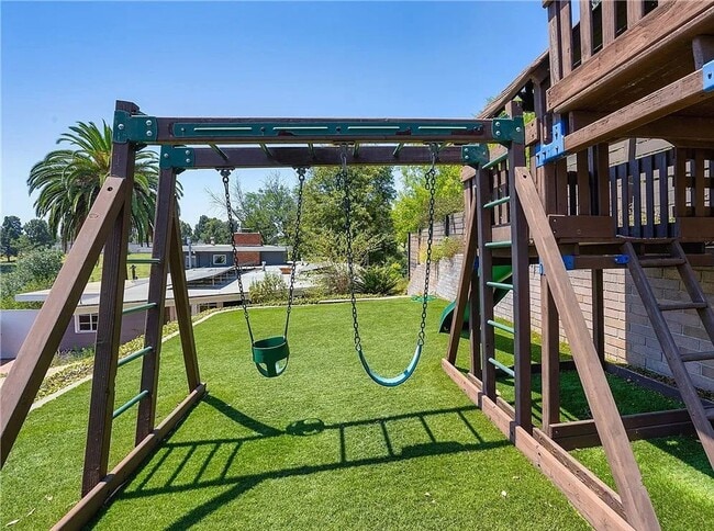 Building Photo - Gorgeous 3 bd 2 ba + Den Single Family hom...