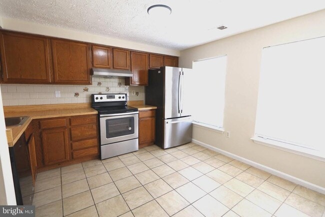 Building Photo - 2086 Tanglewood Dr