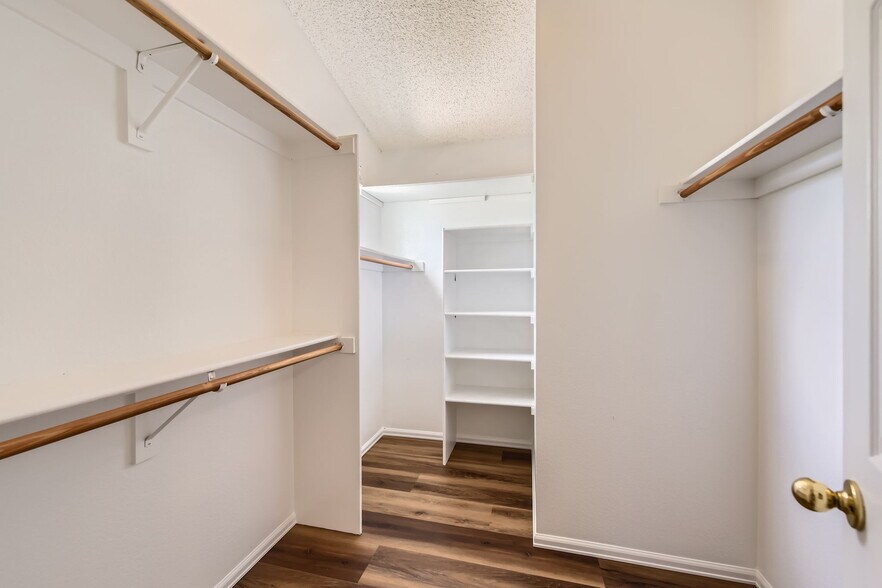 Building Photo - 8750 Redwing Ave