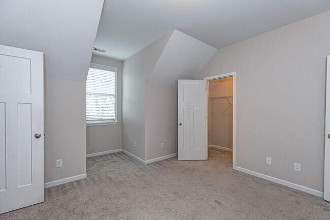 Building Photo - 2033 Cherokee Dr