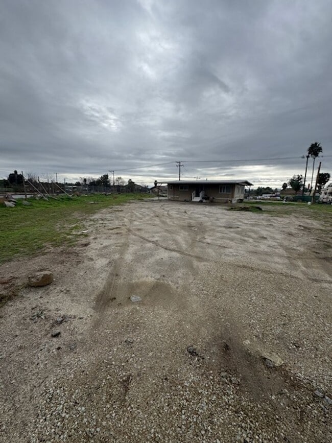 Building Photo - 2 bedroom 2 bathroom mobile home in a huge lot!