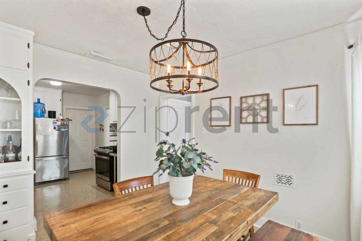 Building Photo - 1337 Acacia St