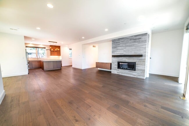 Building Photo - Park Central Townhomes - 4 Stories, 3 bedrooms, 31/2 bathrooms, 2 car garage and a rooftop deck w...