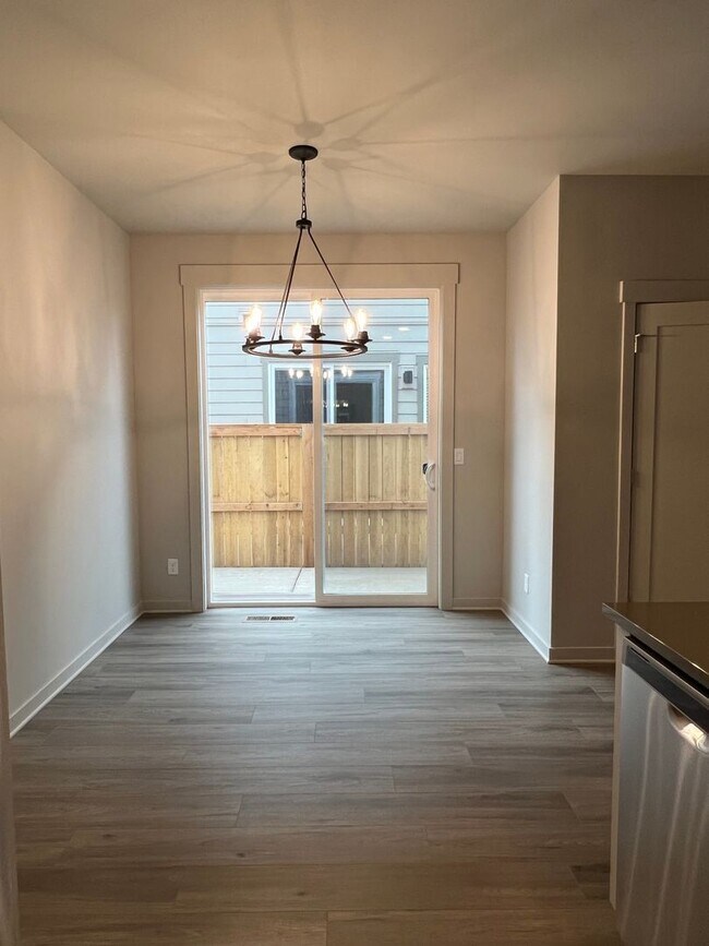 Building Photo - 3 Bedroom Townhome Dry Canyon Community