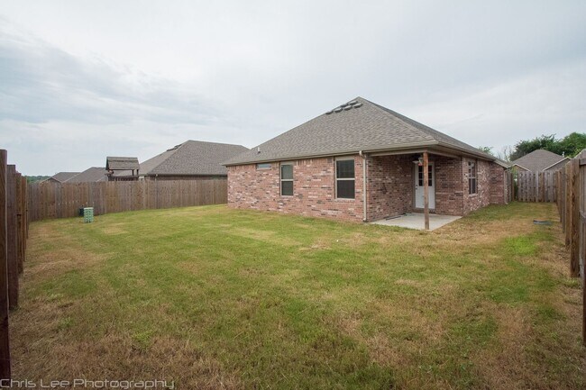 Building Photo - Beautiful 3-bedroom 2 bath Home in Fayetteville!! New Vinyl Plank Floors!