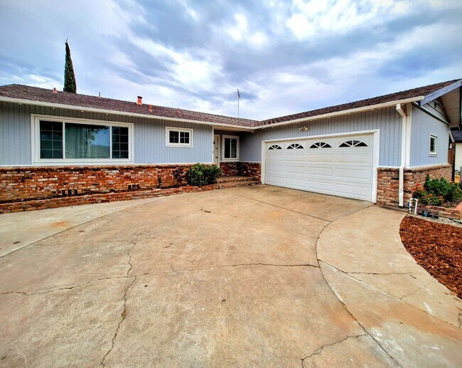 Building Photo - Charming Single Story 3bd House with Large Yard!