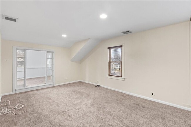 Building Photo - 127 E Pine St