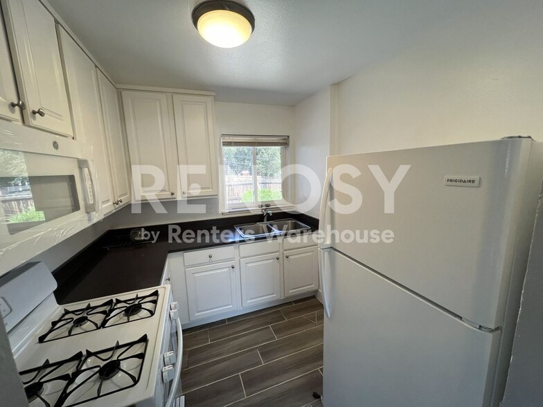 Building Photo - 342 S Alcott St