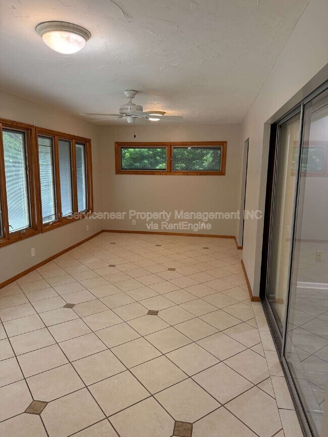 Building Photo - 423 Whispering Oaks Ct