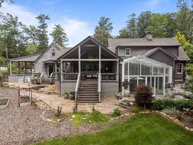Building Photo - Charming Furnished Estate with Full-Servic...