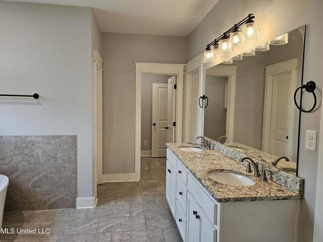 Building Photo - GARDENS AT SNOWDEN GROVE, 5 bedrooms!