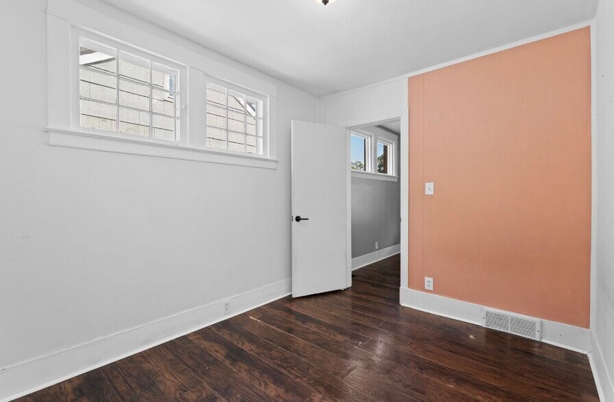 Building Photo - 243 Edgewood Pl