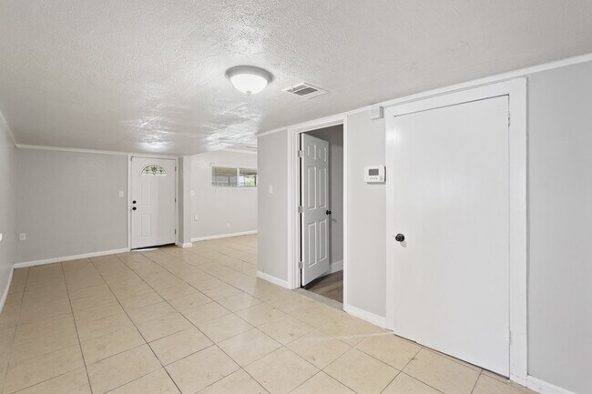 Building Photo - 5966 Doulton Dr