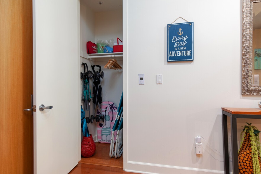 Building Photo - 1050 Island Ave