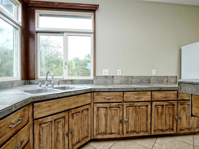 Building Photo - 605 Echo Dr
