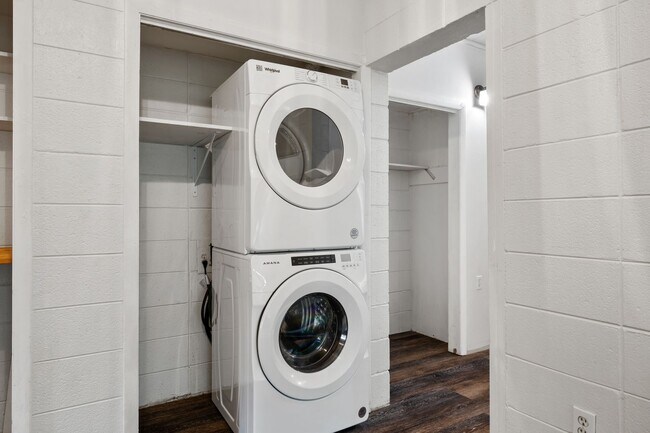 Building Photo - 3 bed/2 bath. Close to Campus. Pet Friendly.